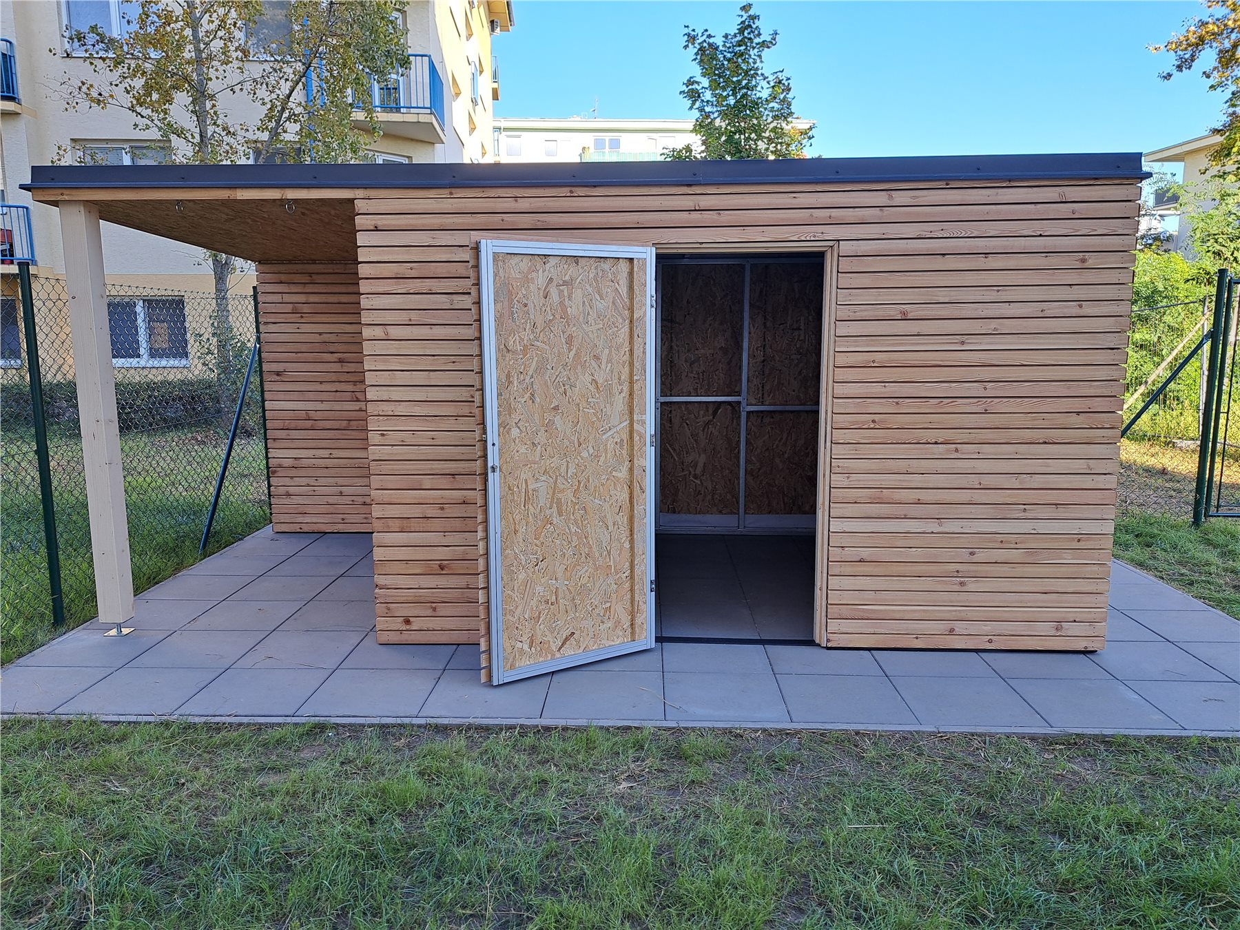Zahradní domek s otevřenými dveřmi